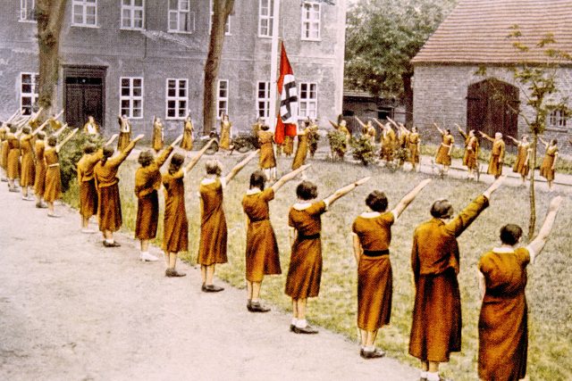 Dívky v internátu zdravící nacistickým pozdravem | foto: Everett Collection / Shutterstock.com