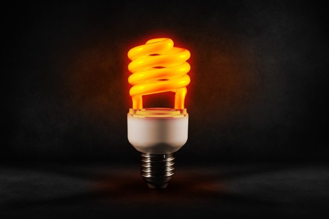 Úsporné žárovky dokážou uspořit 50 až 90 % energie | foto:  Comfreak,  Pixabay