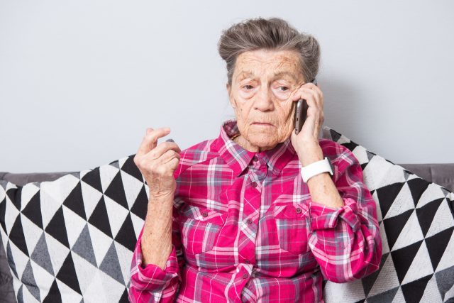 Starší žena telefonuje | foto: Profimedia