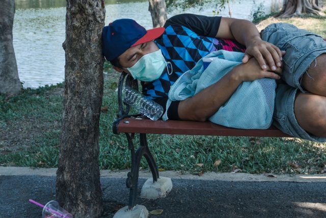 Bezdomovec během pandemie koronaviru | foto: Fotobanka Profimedia