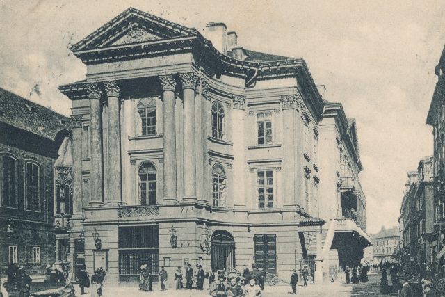 Rytířská ulice se Stavovským  (Nosticovým) divadlem na dobové pohlednici | foto: Profimedia