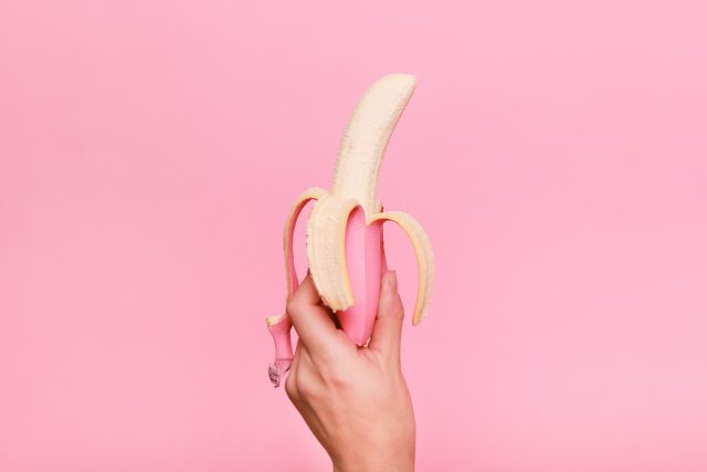 Největší podíl pesticidů v banánech je ve slupce | foto: Alex Gruber,  Fotobanka Unsplash,  Licence Unsplash