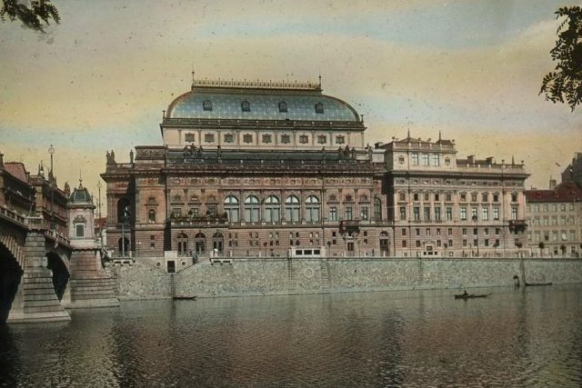 Národní divadlo kolem roku 1905 | foto: eSbírky – kulturní dědictví on-line,  Národní muzeum - Historické muzeum,  CC BY 4.0