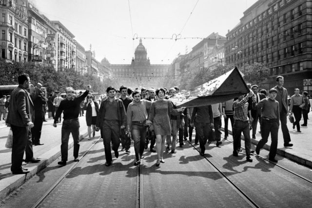 Čestné uznání získala Libuše Kyndrová za fotografii „Vlajka,  Václavské náměstí“ . | foto: Libuše Kyndrová,  Český rozhlas