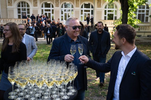 Roman Pokorný a Libor Šmoldas si připíjejí na zdárné focení jazzmanů.