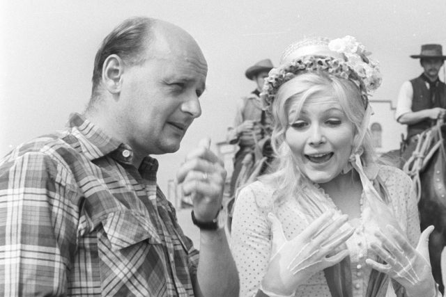 Režisér Oldřich Lipský a herečka Olga Schoberová během natáčení filmu Limonádový Joe | foto:  Karel Ješátko,  fdb.cz,  Profimedia