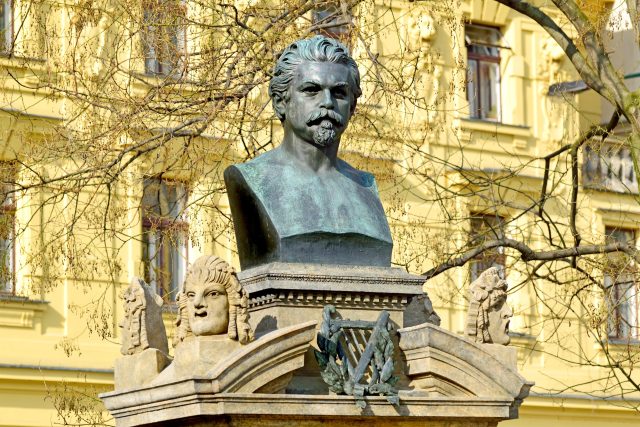 Busta Vítězslava Hálka na Karlově náměstí v Praze | foto: Profimedia