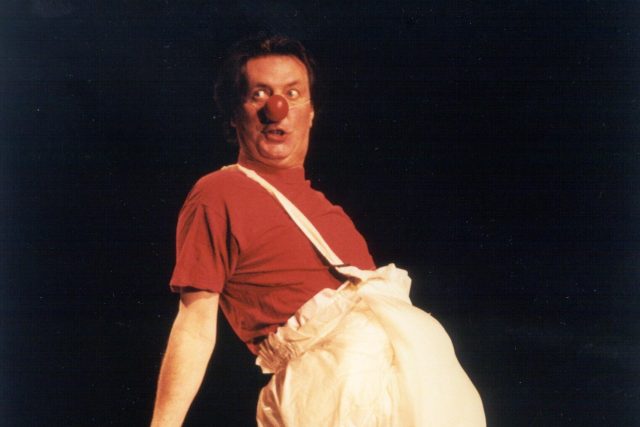 Herec,  klaun,  autor a režisér Bolek Polívka na jevišti s klaunským nosem jako miminko  (2002) | foto: Radek Miča,  MAFRA / Profimedia