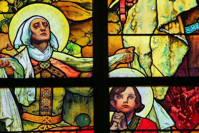 Svatá Ludmila a svatý Václav na vitráži od Alfonse Muchy ve Svatovítské katedrále | foto: Shutterstock