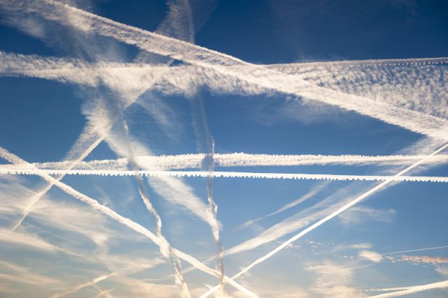 Jak na obloze vznikají stopy letadel? Ví Meteor | foto: Shutterstock