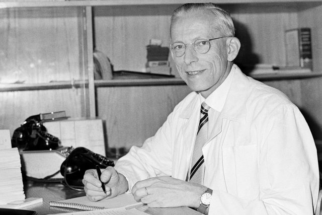 Otto Wichterle ve své pracovně v roce 1965 | foto: Karel Mevald,  ČTK