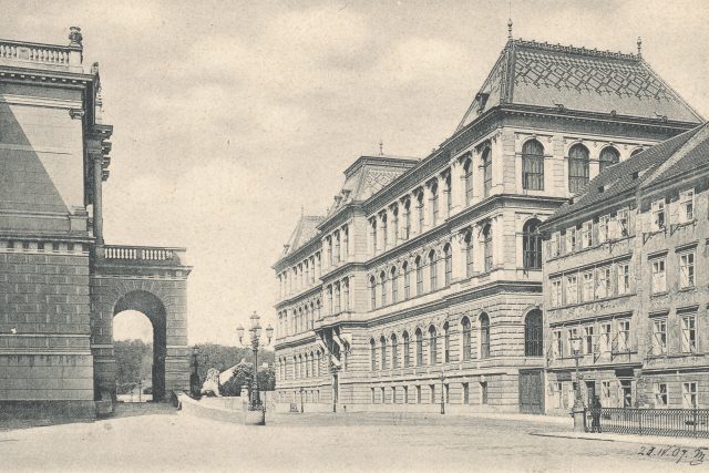 Umělecko průmyslovémuseum a část Rudolfina na pohlednici z roku 1907 | foto: SKILL historical / Profimedia