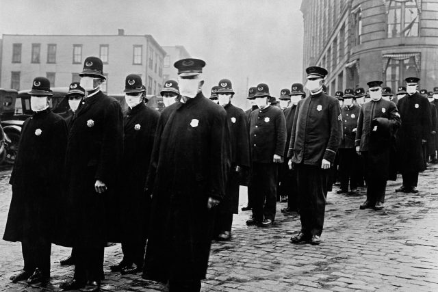Američtí policisté s rouškami v době španělské chřipky v roce 1918 | foto: Profimedia