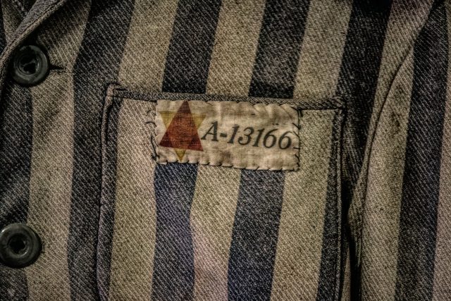 Košile vězně z koncentračního tábora Osvětim | foto:  Konoplytska,  Shutterstock
