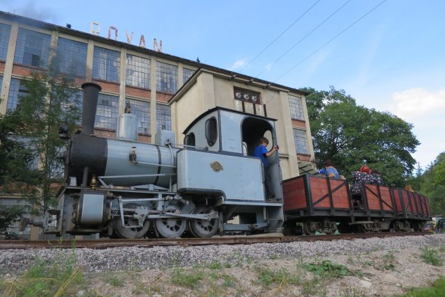 Funkční replika parní lokomotivy před Vonwillerovou továrnou | foto: Tereza Brázdová,  Český rozhlas