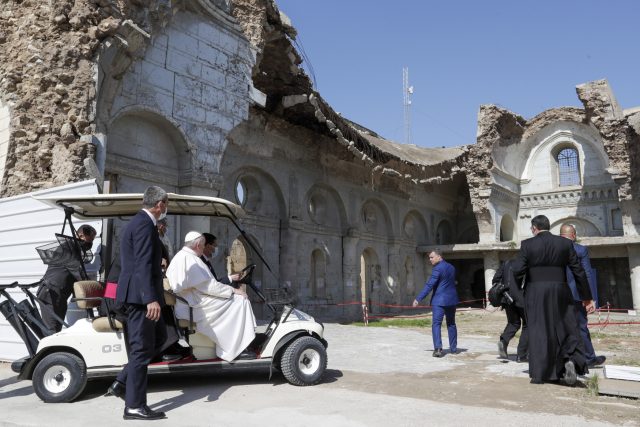 Papež František na místě zničeného syrského katolického kostela v Mosulu | foto: Andrew Medichini,  ČTK/AP