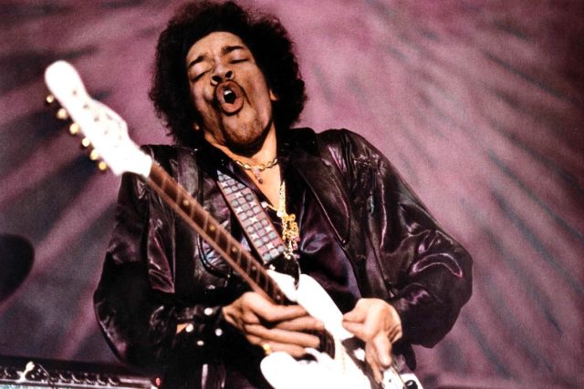 Jimi Hendrix hraje Star Spangled Banne,  hudební festival Woodstock 1969 | foto: Fotobanka Profimedia