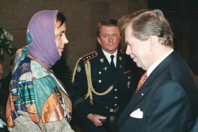 Libuše Moníková a Václav Havel při předávání medaile Za zásluhy | foto: Michal Doležal,  ČTK