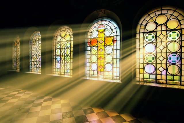 Okna v katedrále svatého Alexandra Něvského v bulharské Sofii | foto: Shutterstock