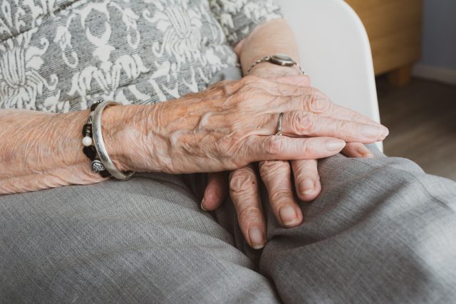 Žena vylákala ze seniorů téměř čtyřicet tisíc korun | foto: Pixabay