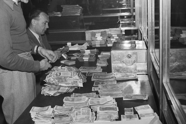Měnová reforma v roce 1953 donutila lidi vyměnit si staré peníze za nové | foto: Fotobanka Profimedia