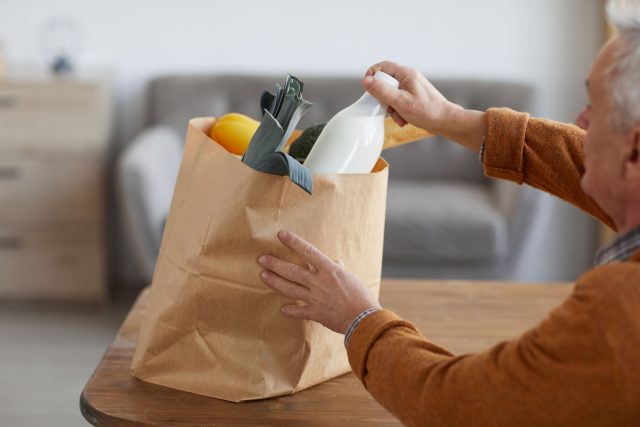 Senior vybaluje nákup potravin | foto: Shutterstock