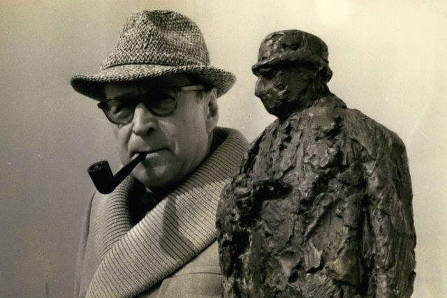 Georges Simenon u sošky komisaře Maigreta | foto: Profimedia