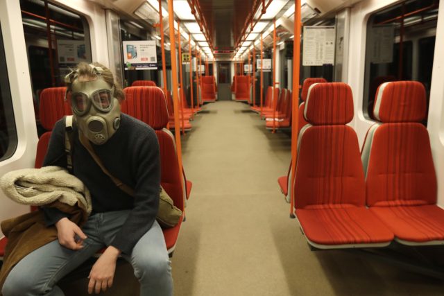 Cestující pražského metra se chrání proti koronaviru | foto: Petr David Josek,  ČTK/AP