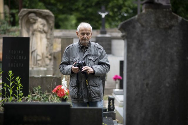 Miloš Dvořák mapuje hroby slavných osobností | foto: Jiřina Šmídová,  Český rozhlas