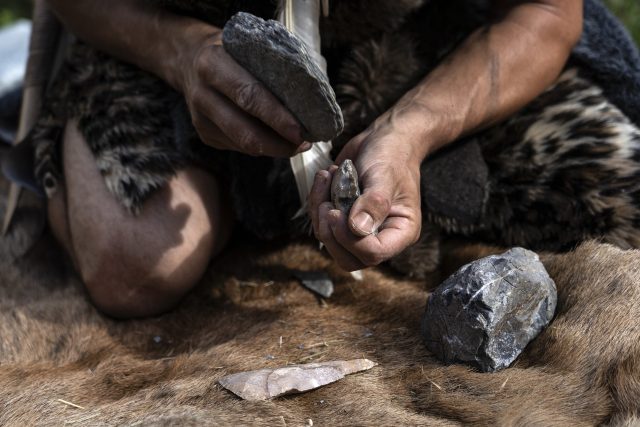 neandrtálec jeskyní muž - pravěk - štípání pazourku | foto: Profimedia