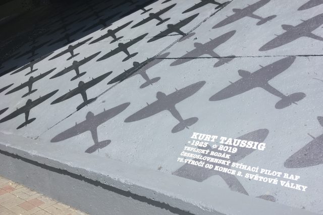 Nové obří graffiti připomíná v Teplicích tamního rodáka Kurta Taussiga,  letce RAF | foto: Gabriela Hauptvogelová,  Český rozhlas