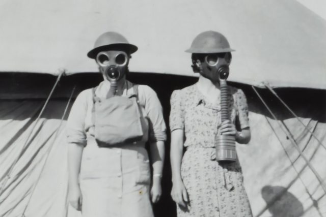 Dvě ženy s plynovými maskami během druhé světové války,  Izrael | foto: Fotobanka Unsplash
