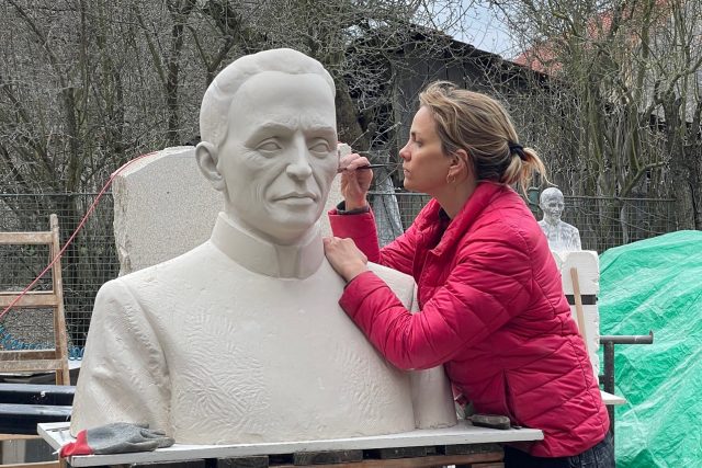 Sochařka Klára Žán Valentová při práci na pomníku | foto: spolek Klíče pro demokracii