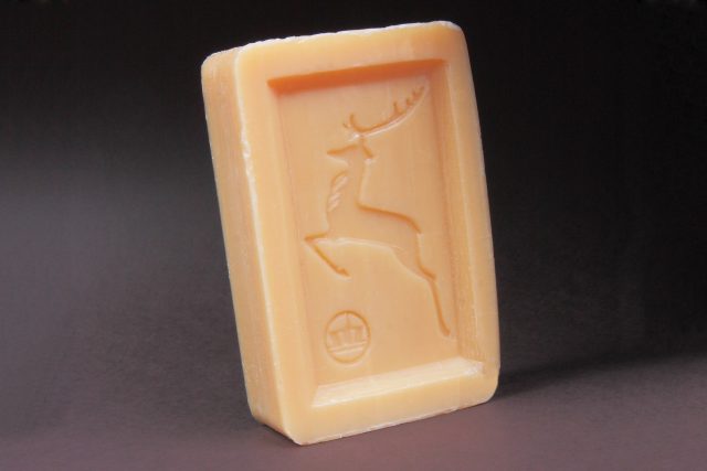 Legendární mýdlo s jelenem,  vyráběné firmou Setuza | foto: Profimedia
