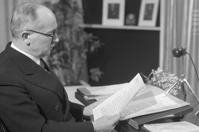 Edvard Beneš v rozhlasovém studiu  (24. 12. 1937) | foto: autor neznámý,  Archivní a programové fondy Českého rozhlasu