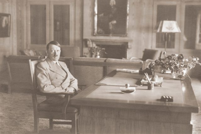 Adolf Hitler u psacího stolu ve své pracovně | foto: Profimedia
