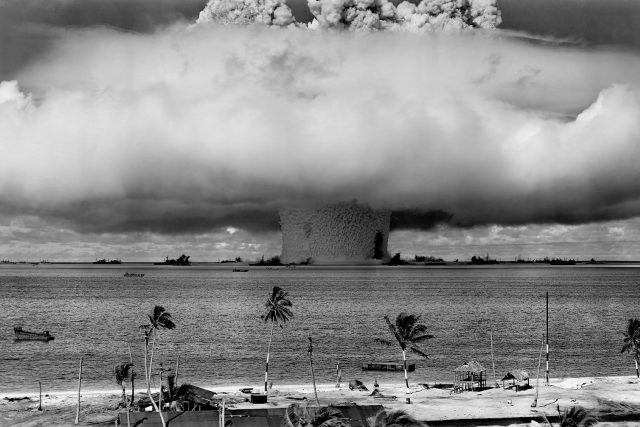 Test jaderných zbraní na atolu Bikiny | foto: Fotobanka Pixabay,  WikiImages,  Licence Pixabay