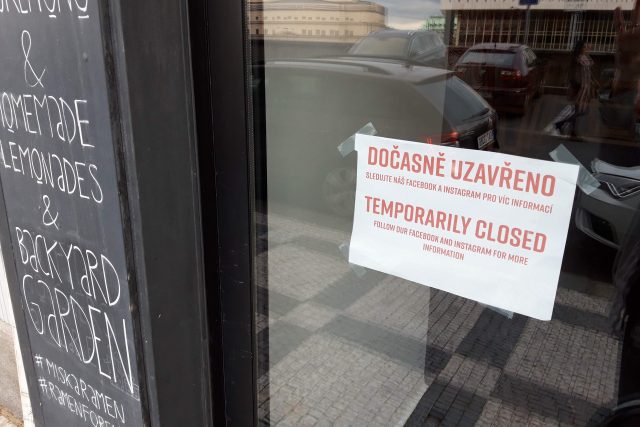 Restaurace jsou letos už podruhé dočasně uzavřené. Až čtvrtina provozovatelů zvažuje konec podnikání | foto: Anna Duchková,  Český rozhlas