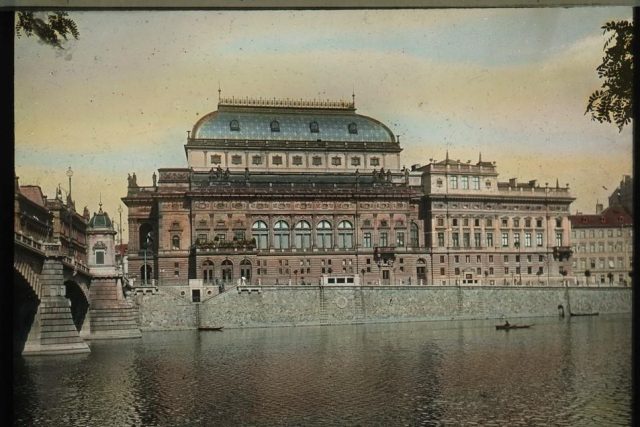 Národní divadlo kolem roku 1905 | foto: eSbírky – kulturní dědictví on-line,  Národní muzeum - Historické muzeum,  CC BY 4.0