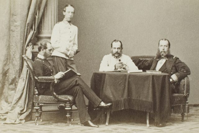 František Josef I. a jeho bratři Karl Ludwig  (1833-1869),  Ludwig Viktor  (1842-1919,  stojící) a Ferdinand Max  (1832-1867) | foto: Profimedia