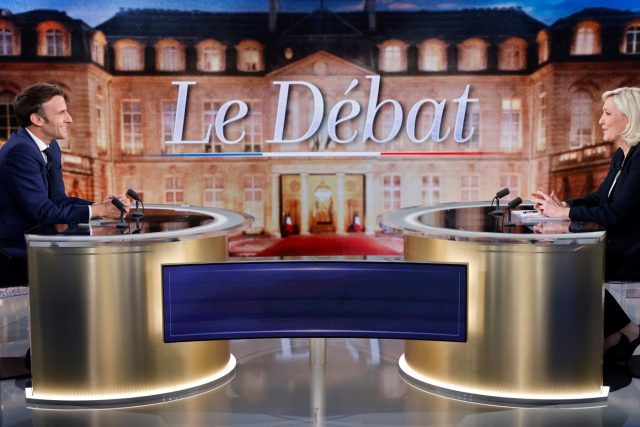 Emmanuel Macron a Marine Le Penová během prezidentské debaty | foto: Fotobanka Profimedia