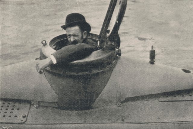 Americký vynálezce John Philip Holland ve své ponorce 1899 | foto: Profimedia