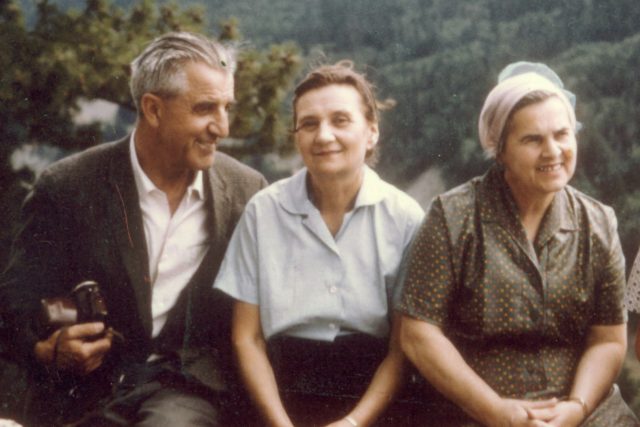 Vladimír Krajina,  manželka Marie Krajinová,  Božena Vlčková. Vancouver,  Canada,  1965. | foto: ČTK