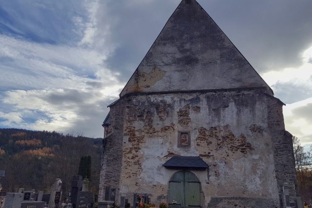 Štít kostela,  kde lze pozorovat dívčinu tvář | foto: Kateřina Dobrovolná,  Český rozhlas