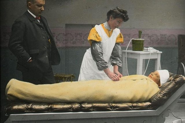 Lázeňské procedury kolem roku 1905 | foto: eSbírky – kulturní dědictví on-line,  Národní muzeum - Historické muzeum,  CC BY 4.0