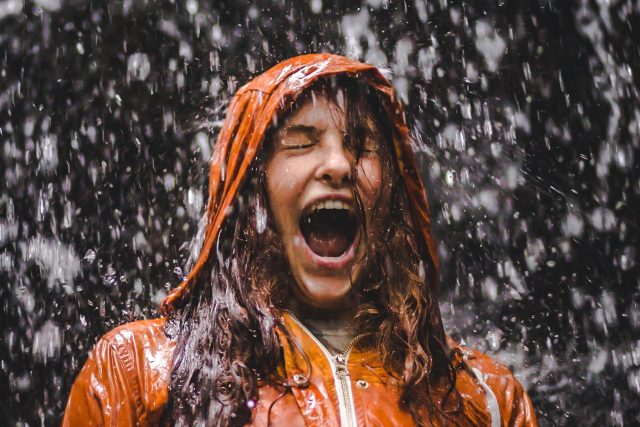 Dívka v dešti | foto: Gage Walker,  Fotobanka Unsplash