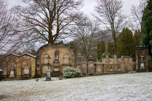 Za obnovu starých náhrobků na hřbitově v Kamenickém Šenově dostal spolek Sonow a restaurátorka Eva Míčková cenu Národního památkového ústavu | foto: Jaroslav Hoření,  Český rozhlas