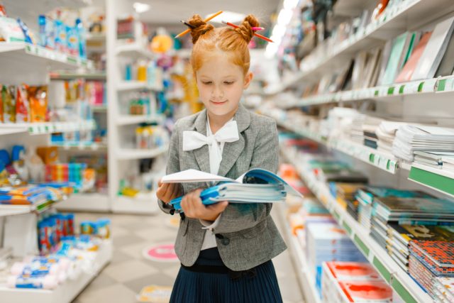 Nákup školních pomůcek | foto: Shutterstock