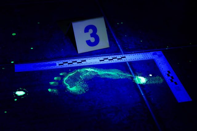 Stopy krve svítící po rozptýlení aerosolu ve tmě modře | foto: Profimedia