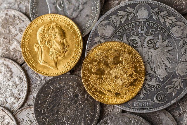 Zlatý,  tolar,  groš nebo krejcar. Mincí bývalo v 19. století skutečně mnoho. | foto: Shutterstock